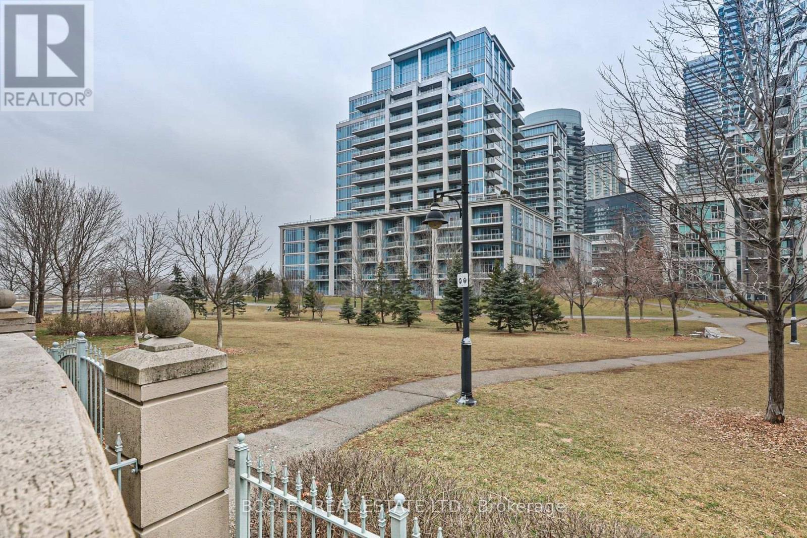 2111 Lake Shore Boulevard West — photo 20