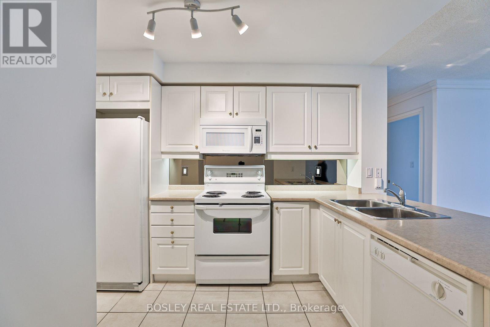 2111 Lake Shore Boulevard West — photo 4