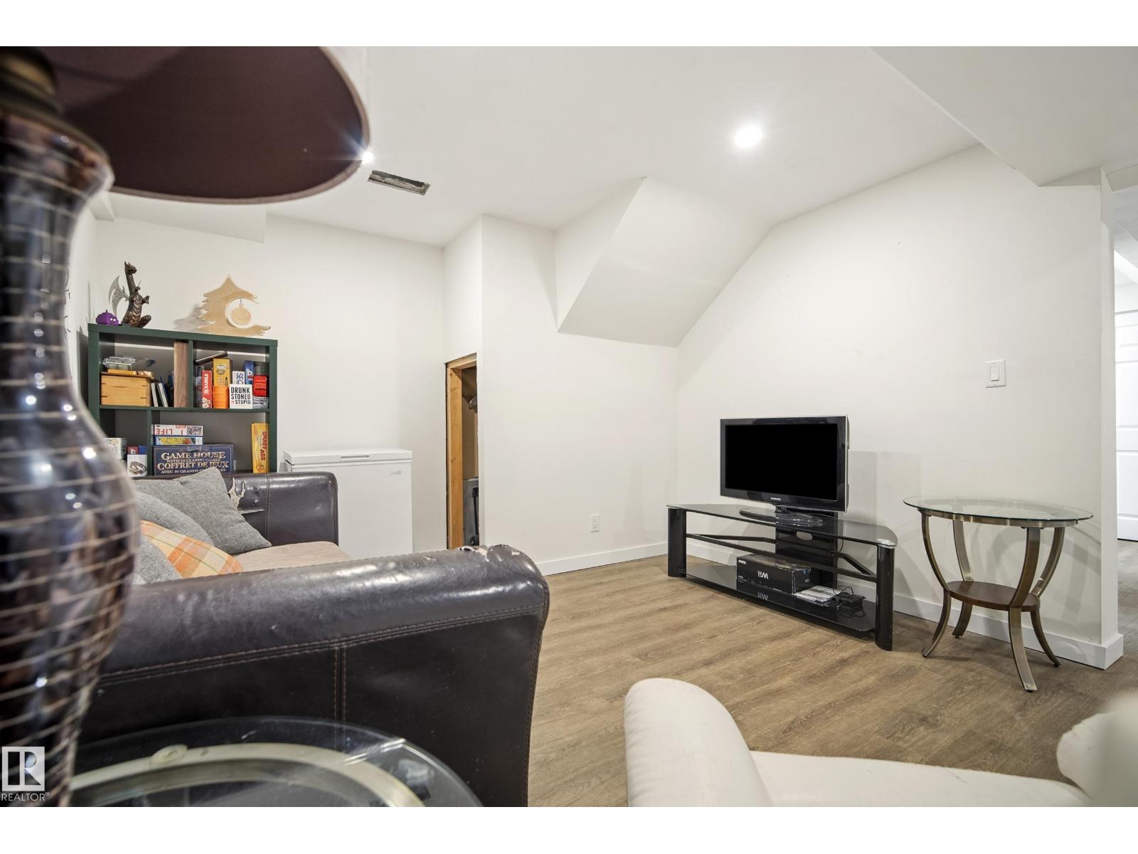 18024 73 AV NW - 22