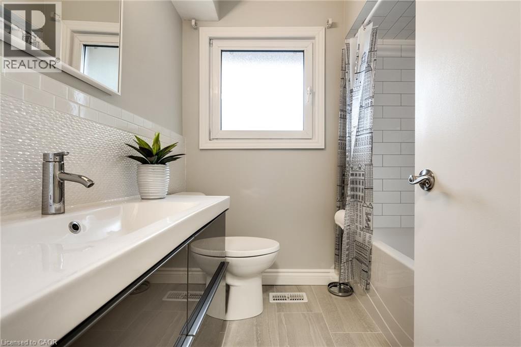 116 Mohawk Road West — photo 16