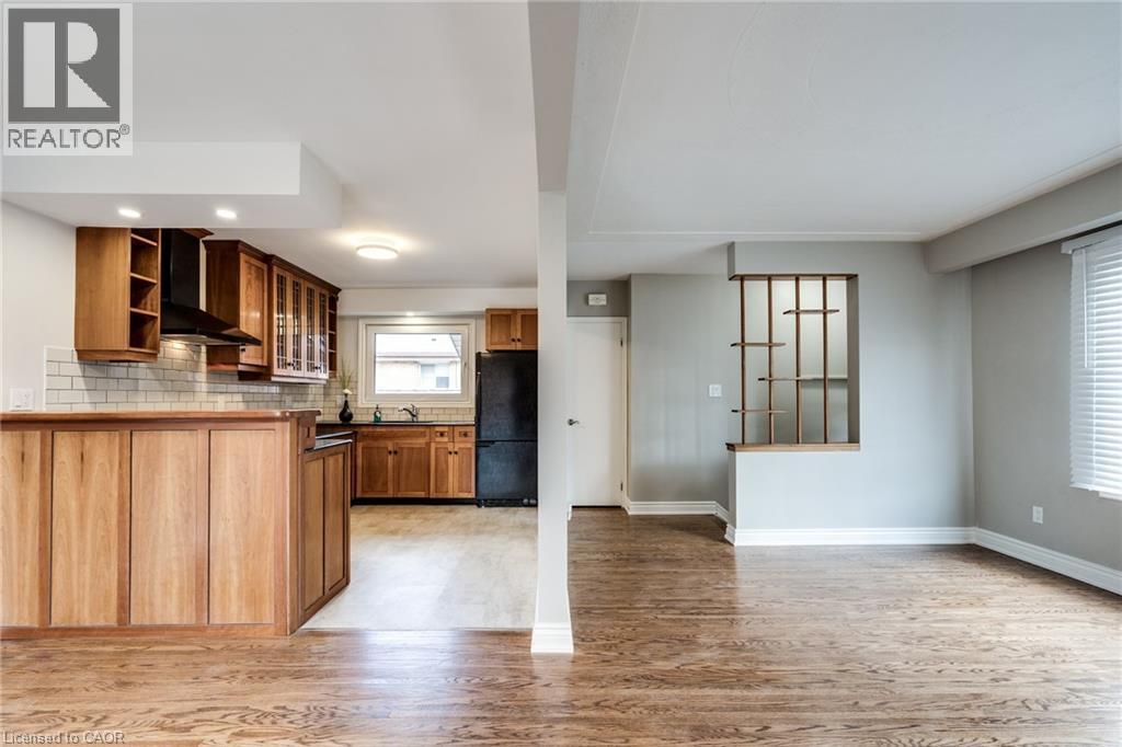 116 Mohawk Road West — photo 4