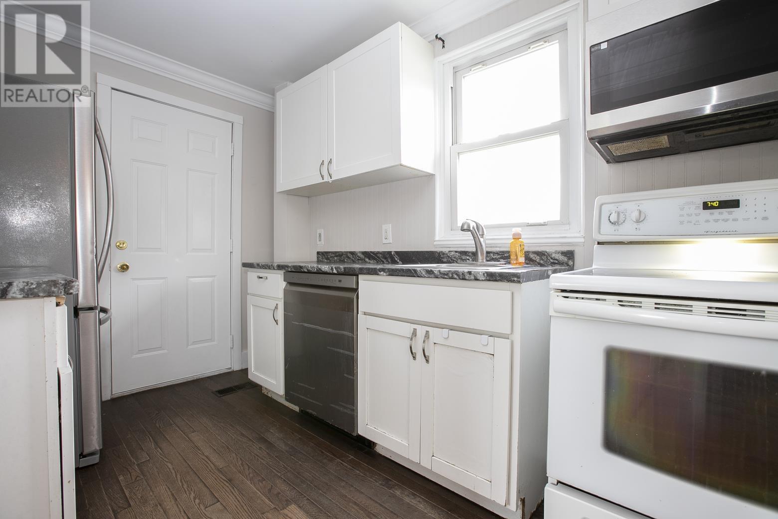 455 Charles St — photo 31
