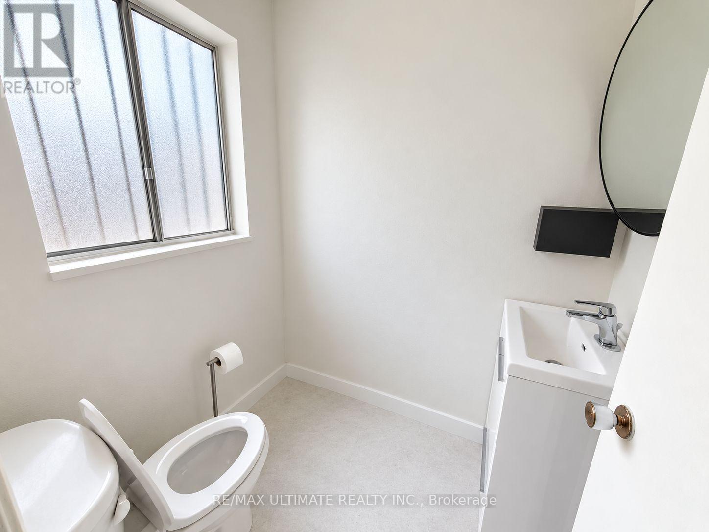 621 Bloor Street West — photo 13