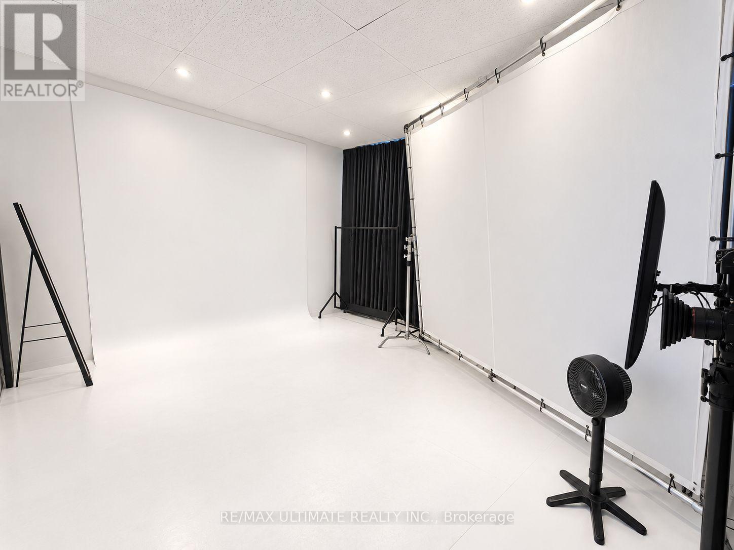 621 Bloor Street West — photo 14