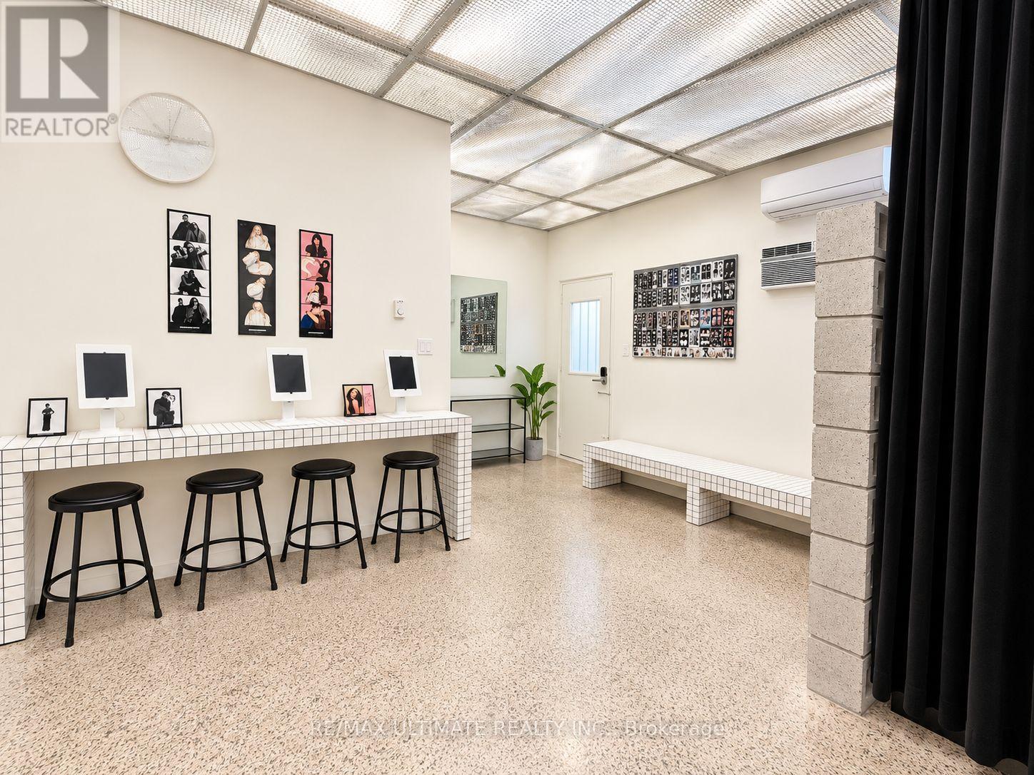 621 Bloor Street West — photo 15