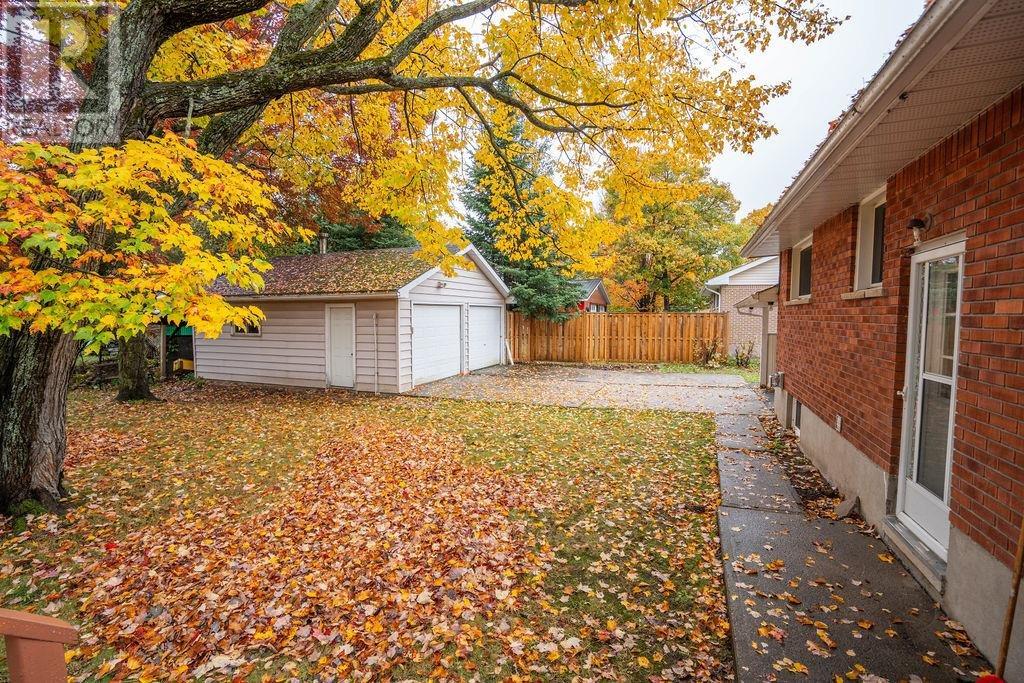 19 Sharon Cres — photo 31