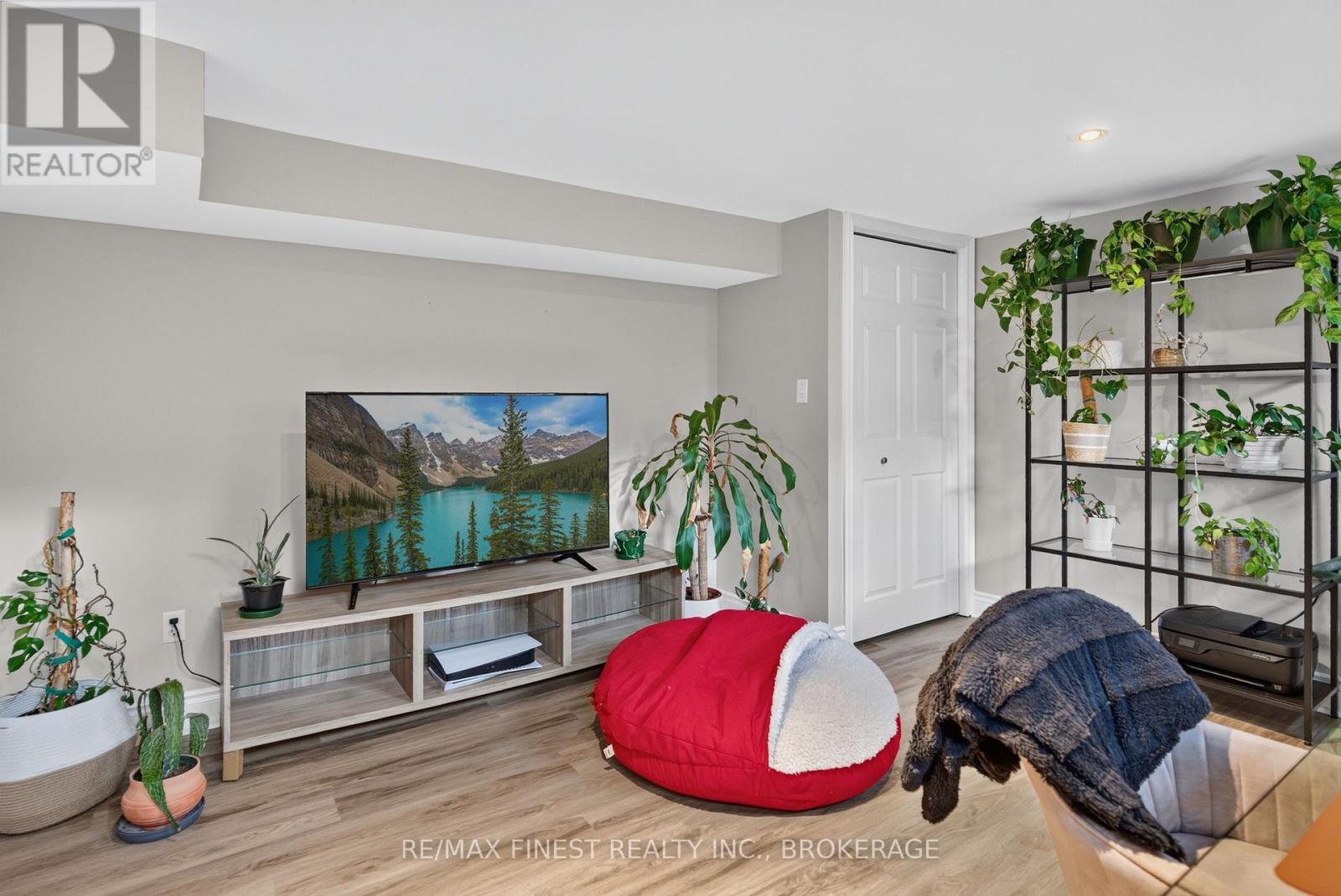 466 Mackenzie Road — photo 36