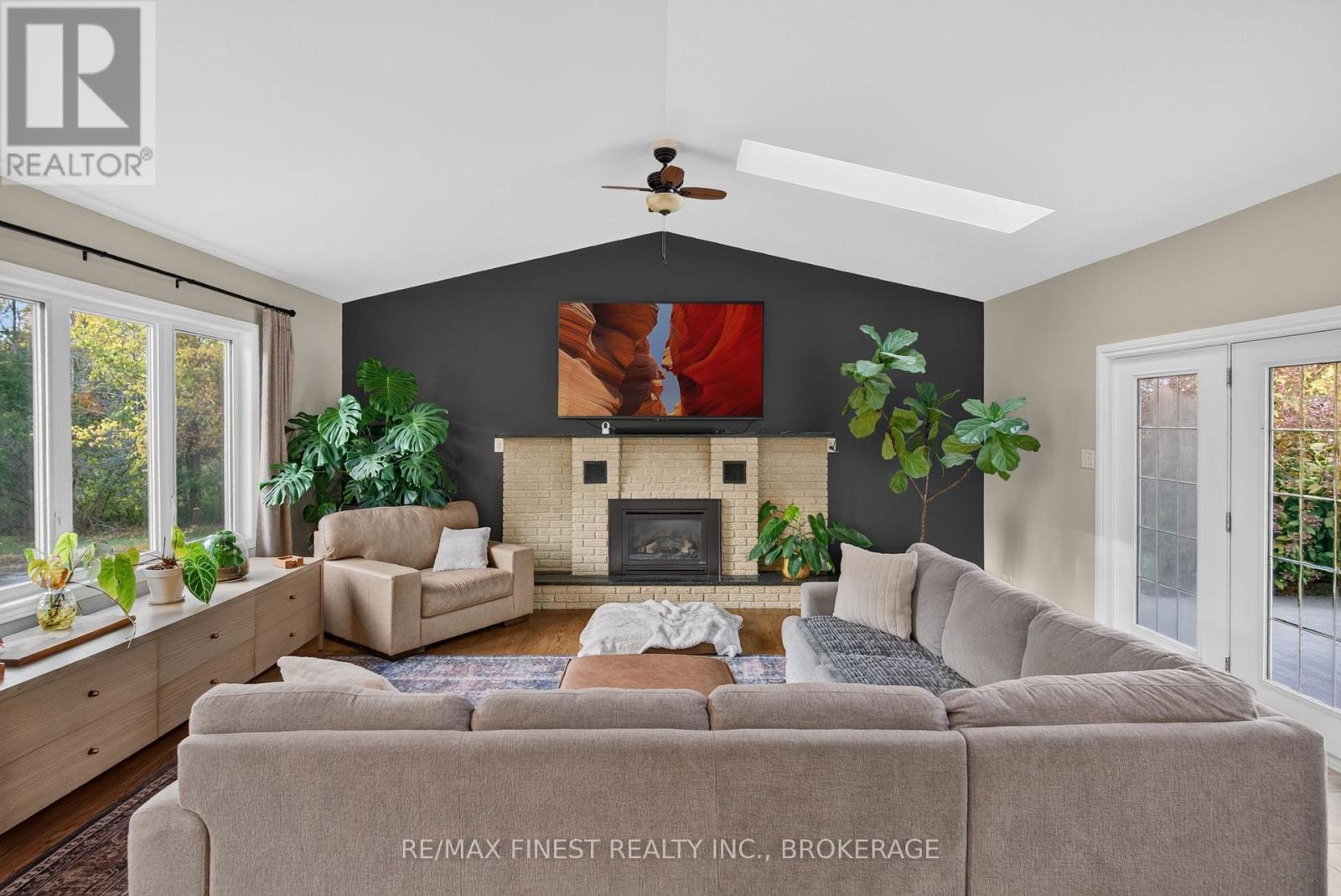 466 Mackenzie Road — photo 8