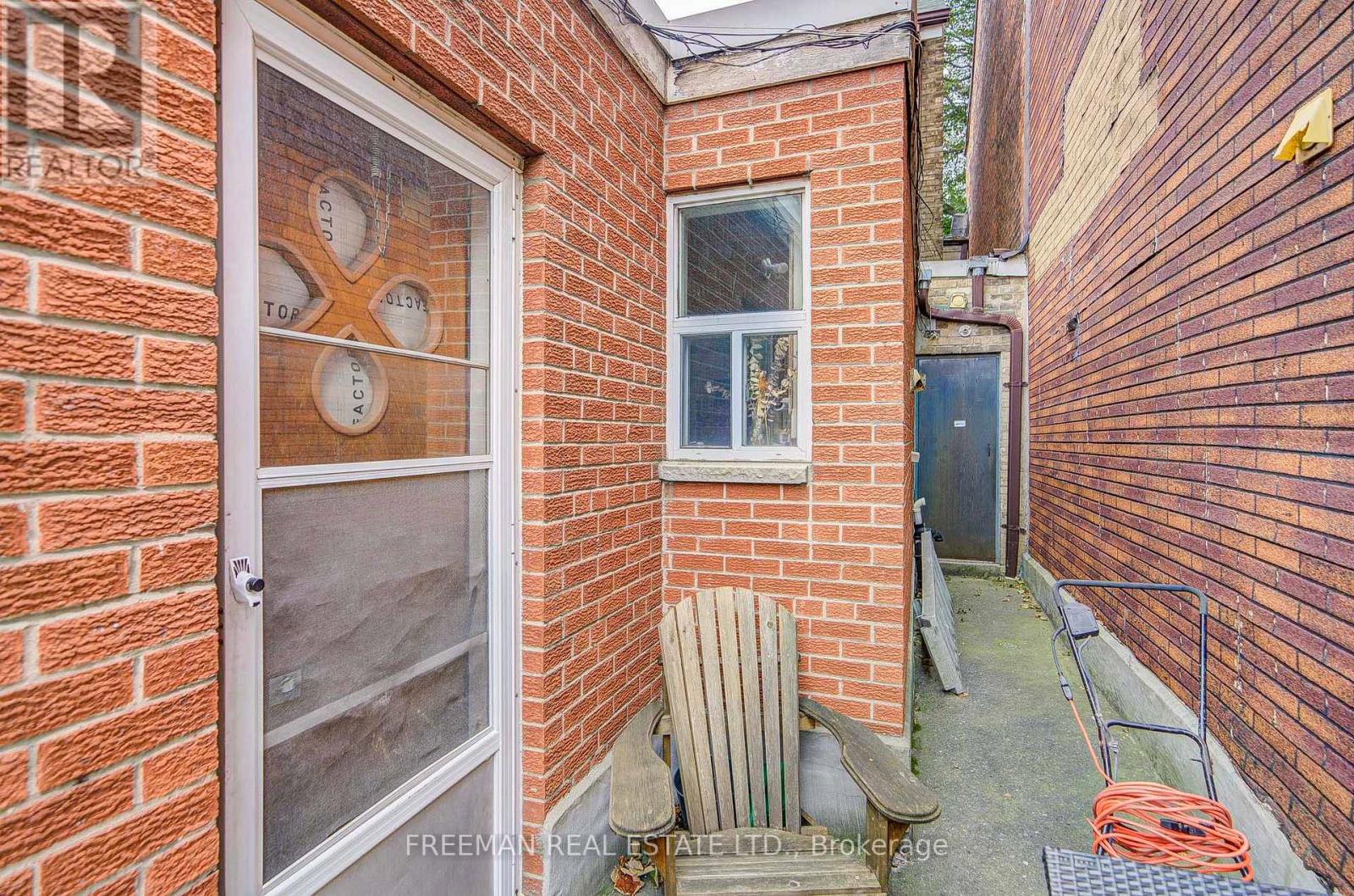 492 Manning Avenue — photo 47