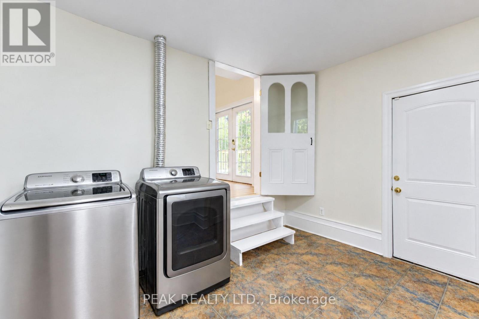 12 JOHN STREET W - 33