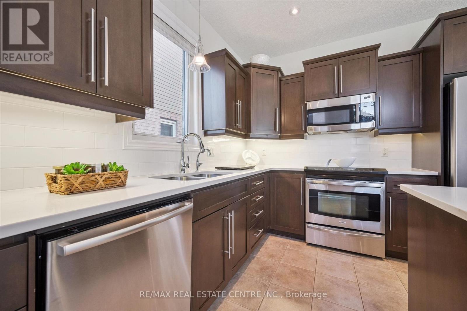 25 HUNSBERGER DRIVE - 9