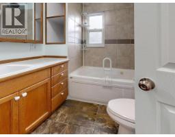 4584 Harvie Ave, Powell River, BC V8A2P1 Photo 12