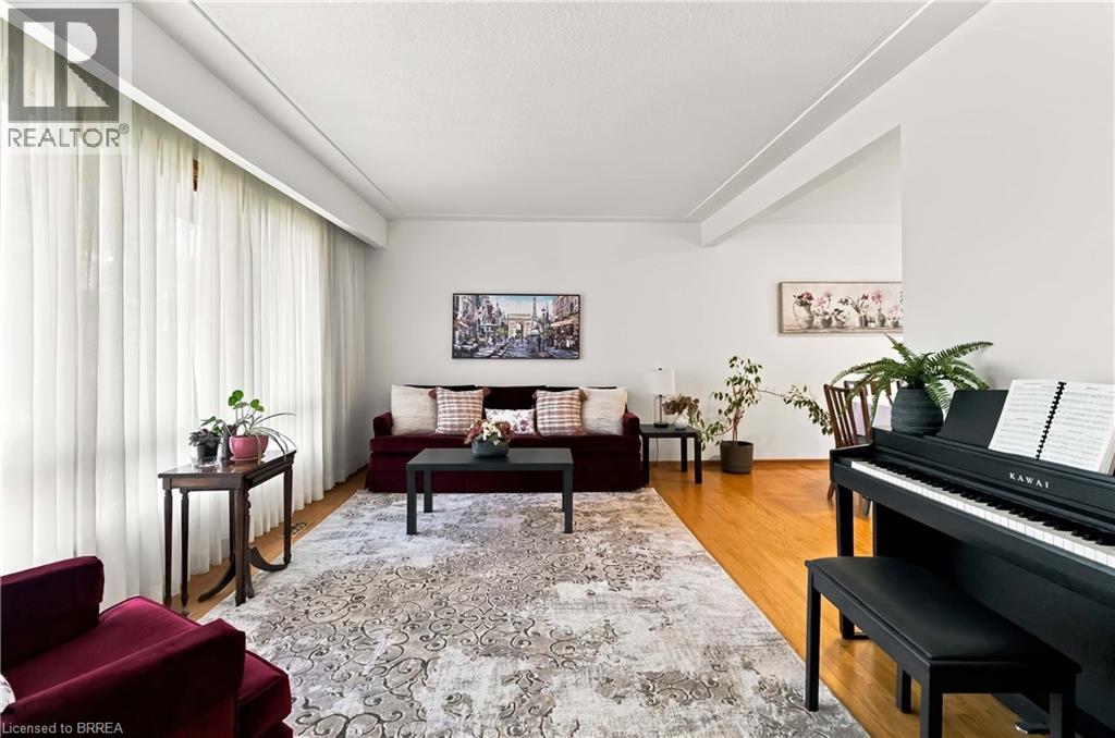 22 APPLEWOOD Crescent - 4