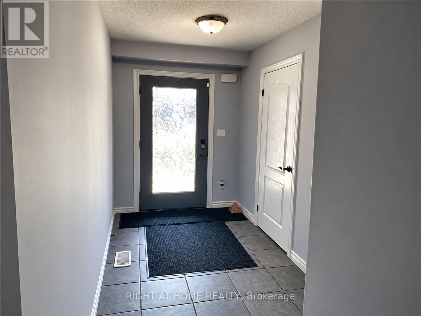 1855 Foxridge Crescent — photo 2