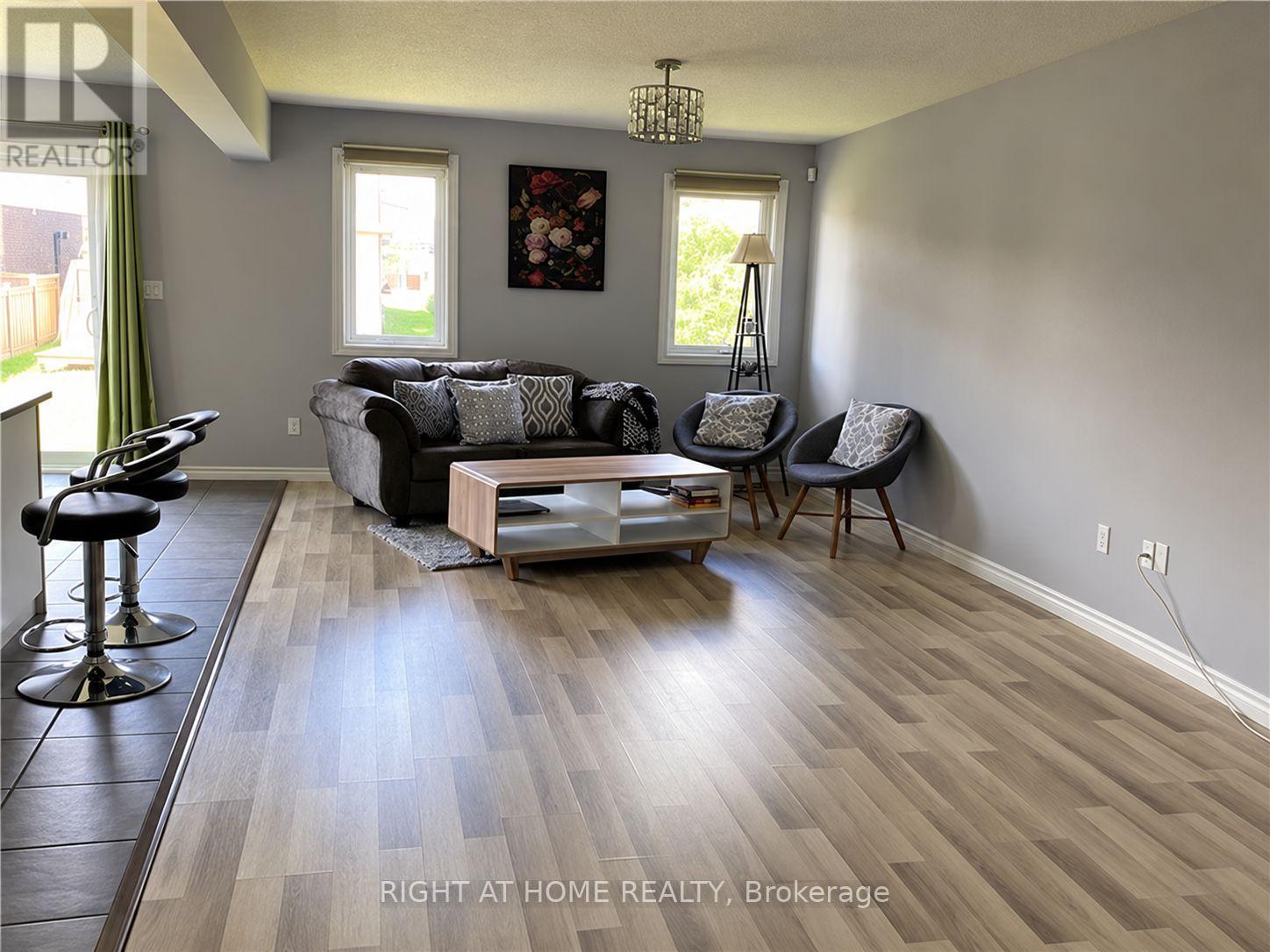 1855 Foxridge Crescent — photo 3