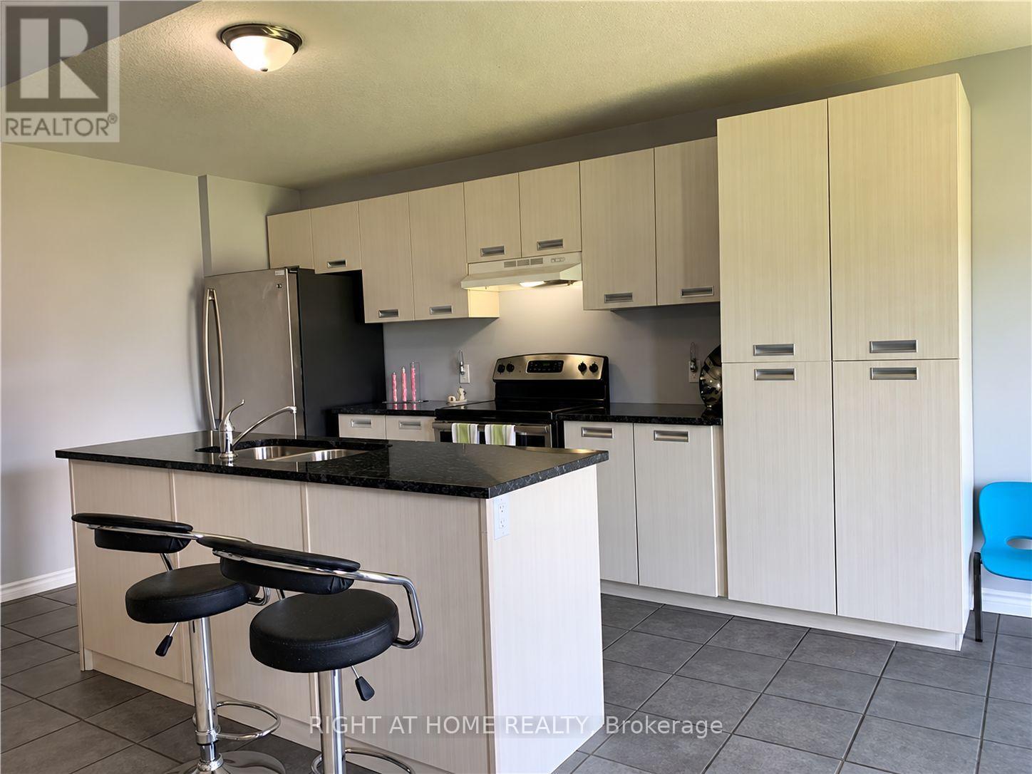 1855 Foxridge Crescent — photo 4