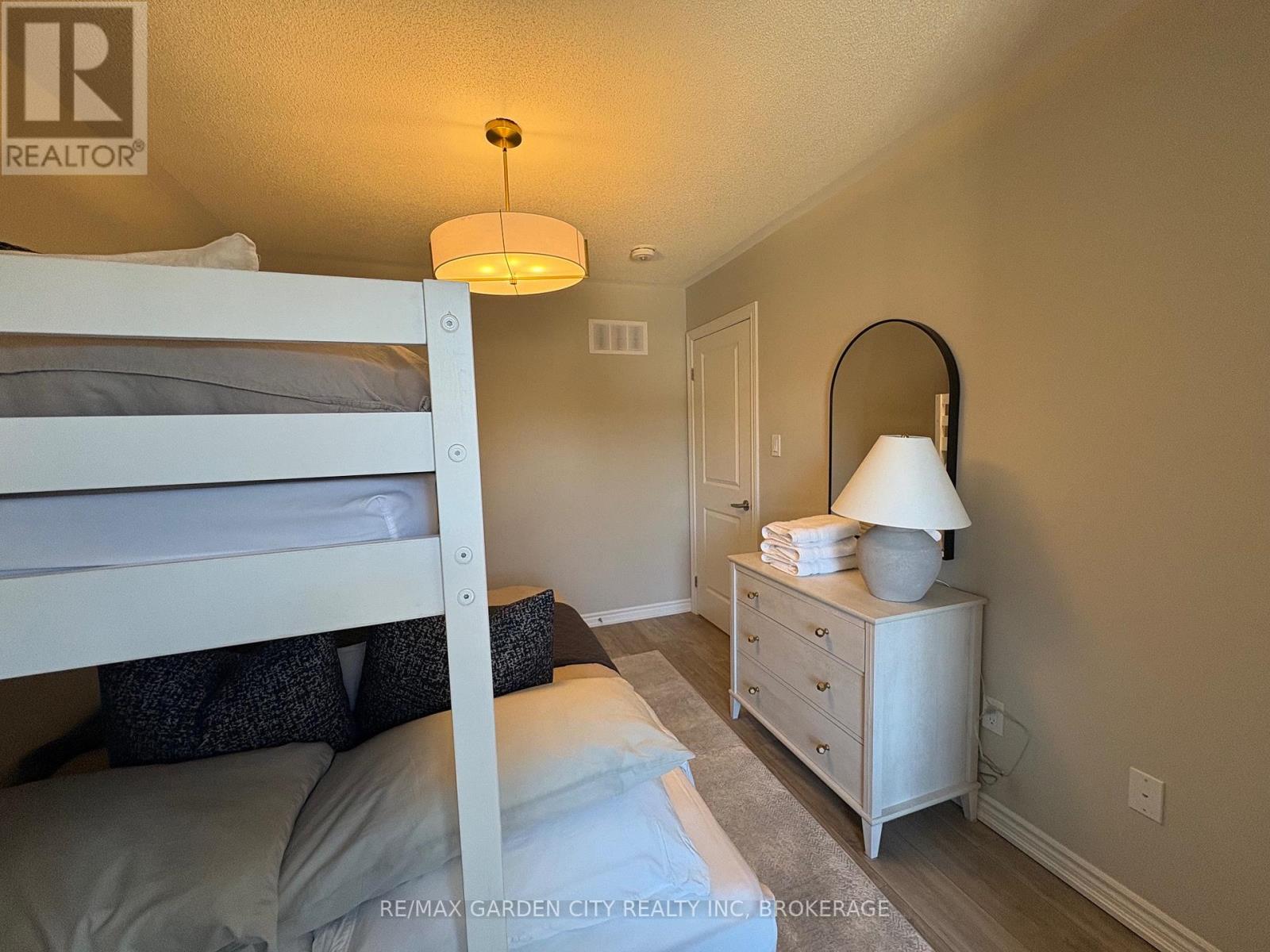 7460 Baycrest — photo 32