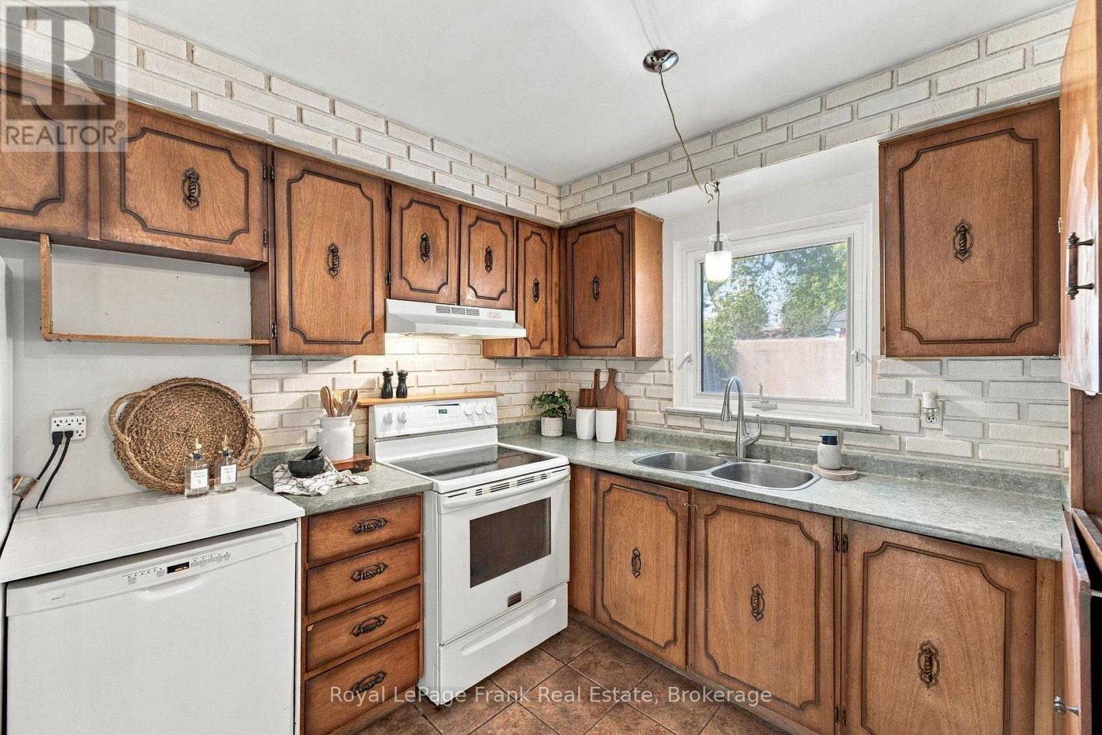 694 HILLCROFT STREET - 11