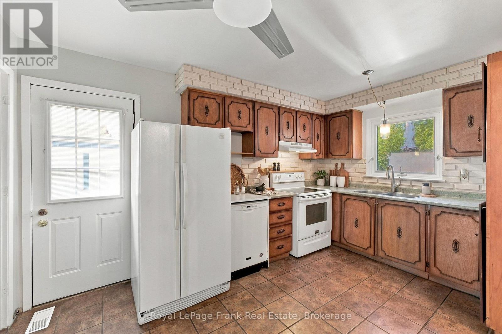 694 HILLCROFT STREET - 13