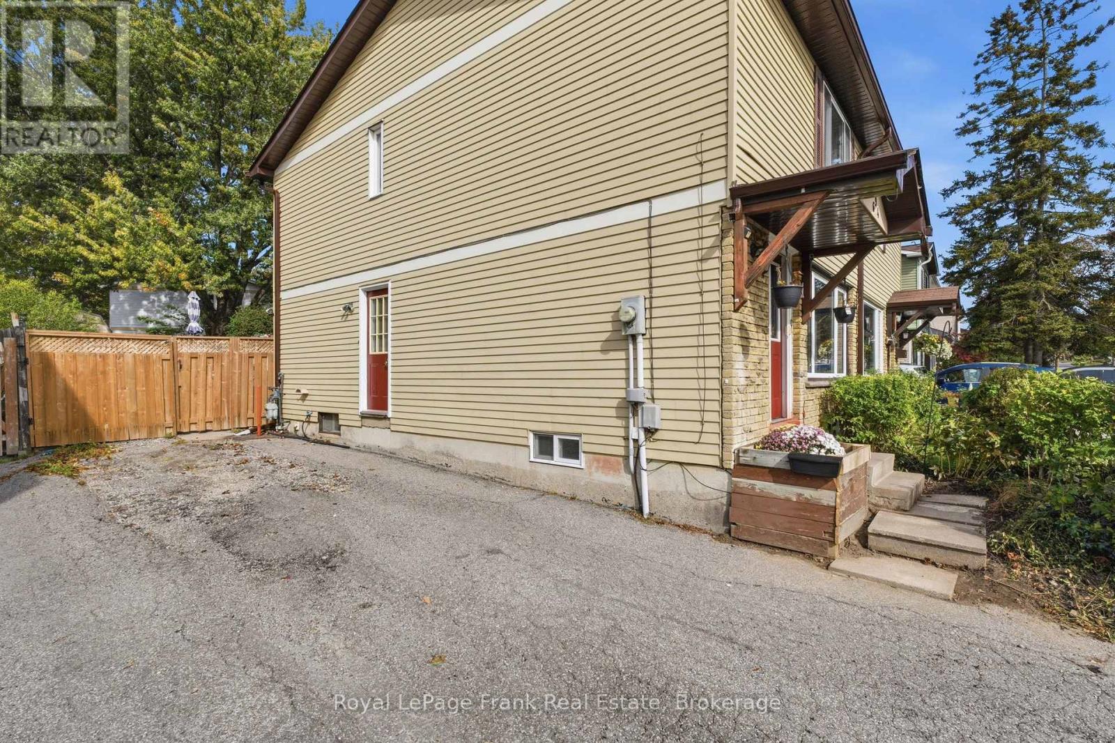 694 HILLCROFT STREET - 4