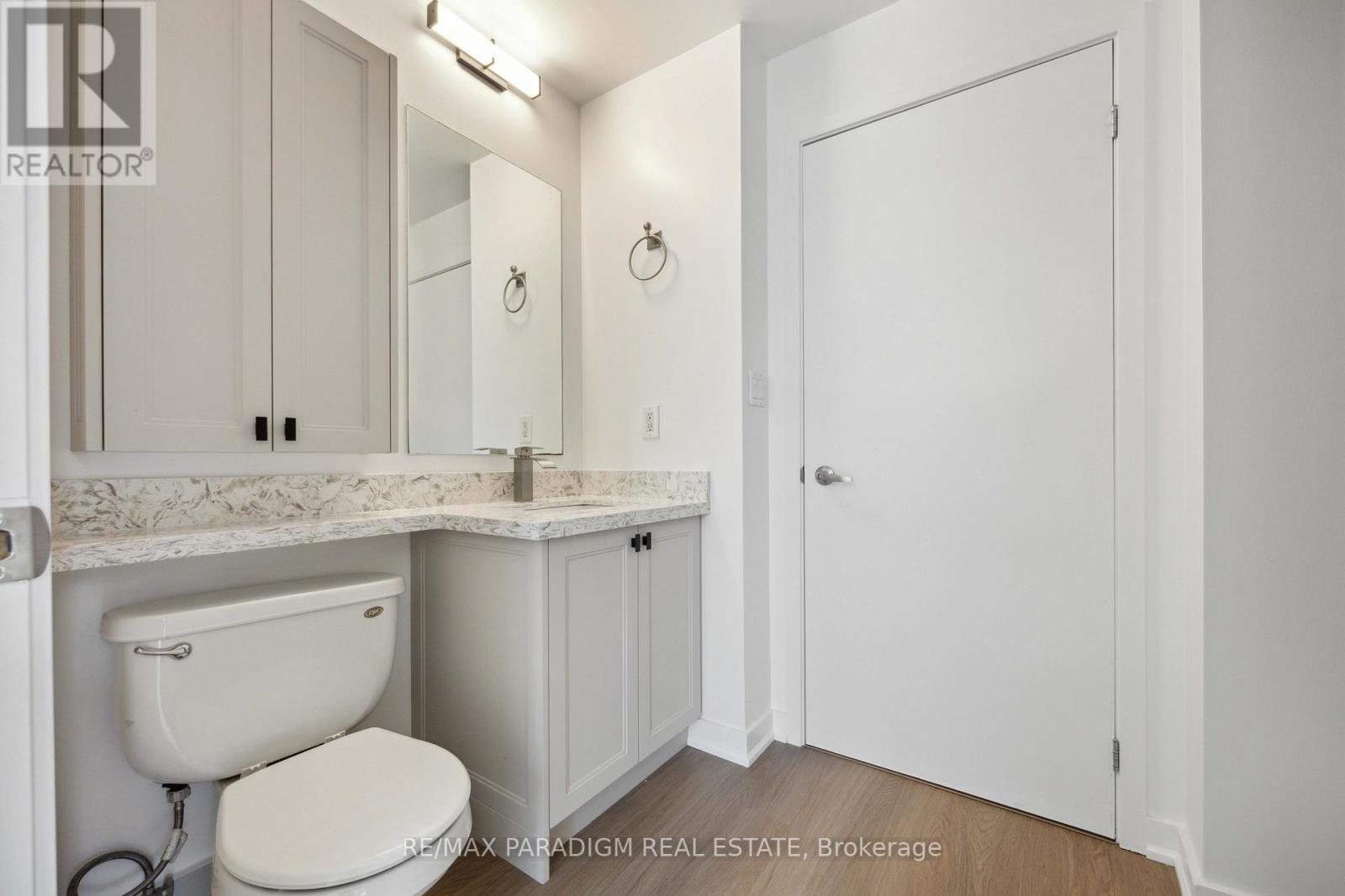 9 Spadina Avenue — photo 23