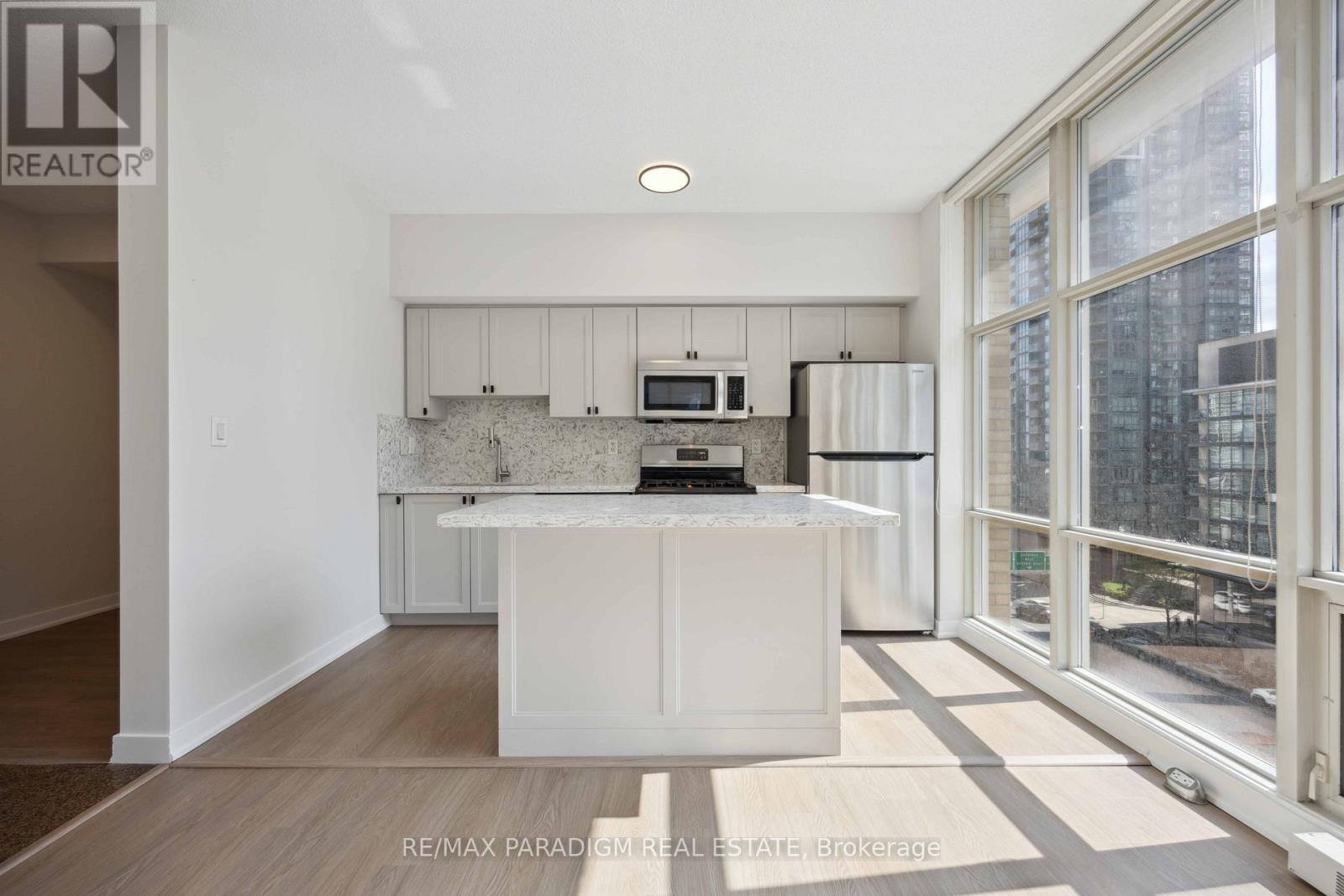 9 Spadina Avenue — photo 8