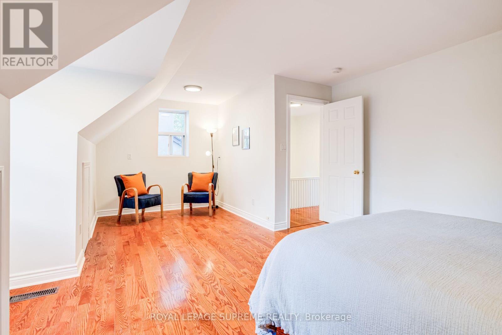 32 THOME CRESCENT - 23
