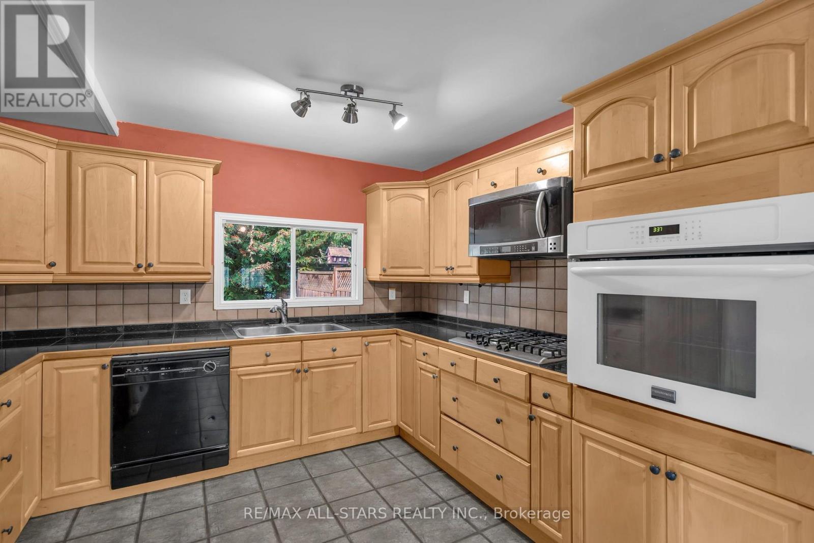 51 Queen Street, Georgina, ON photo 15