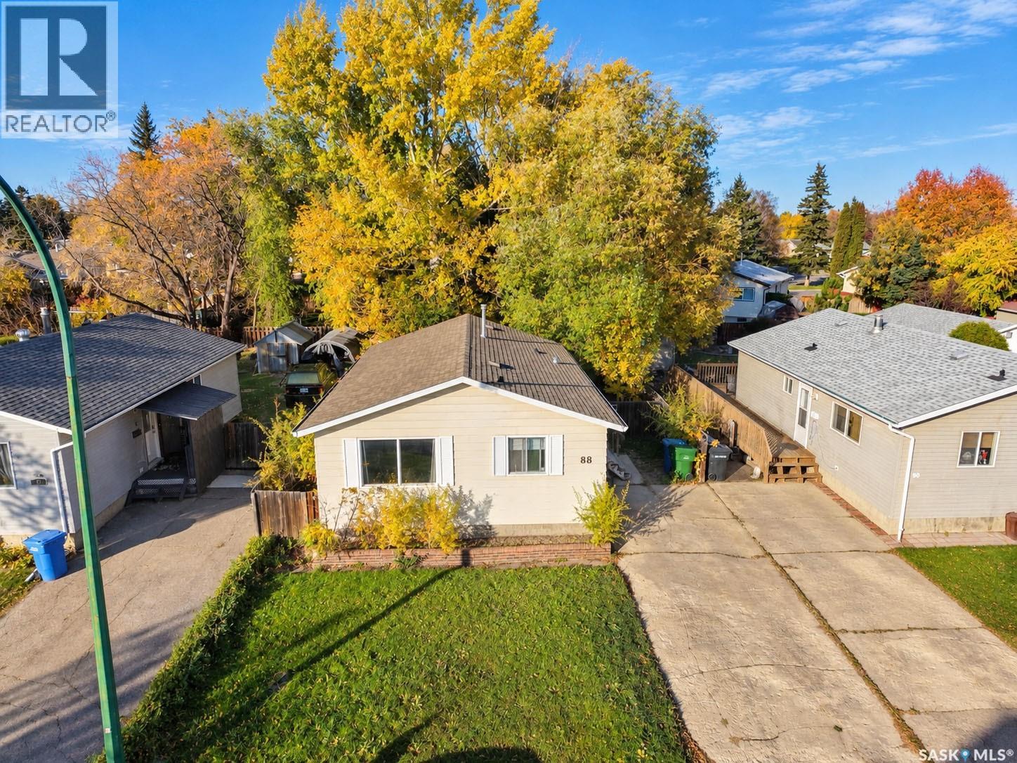 88 Bowerman CRESCENT - 1