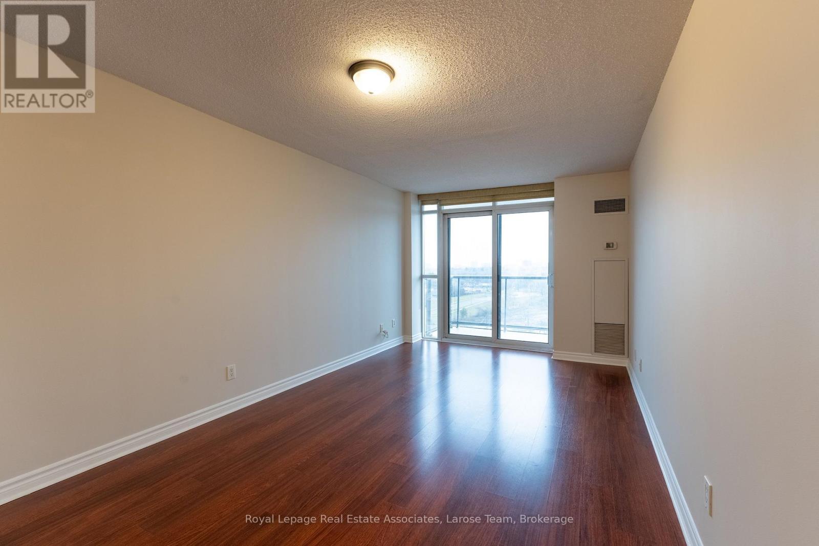 5233 Dundas Street West — photo 11