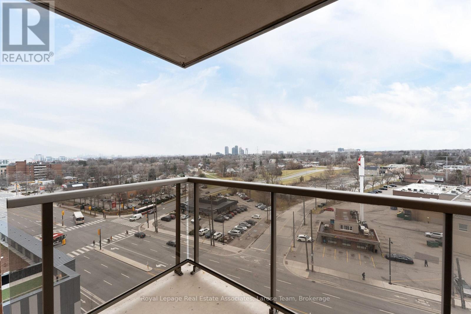 5233 Dundas Street West — photo 14
