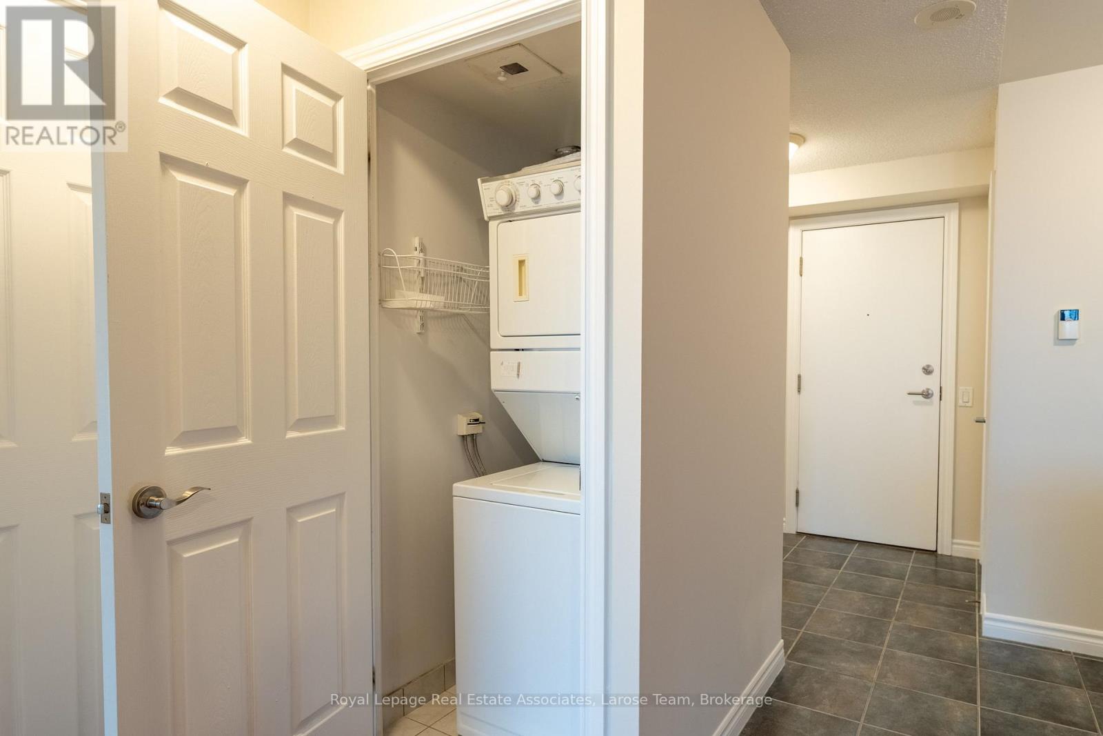 5233 Dundas Street West — photo 21