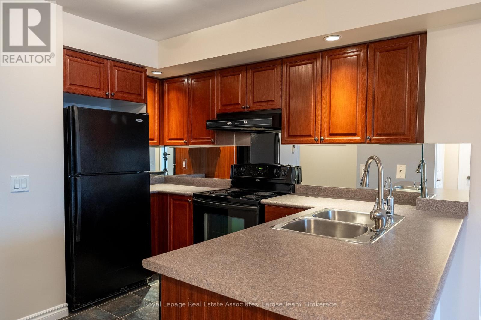 5233 Dundas Street West — photo 7