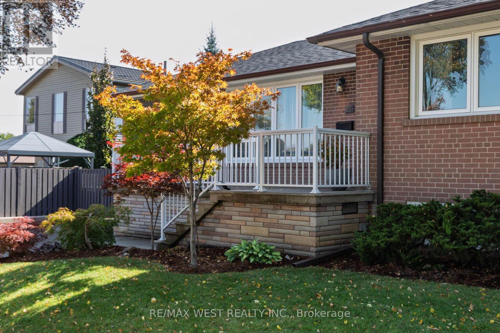 82 Renault Crescent, Toronto, ON photo 2