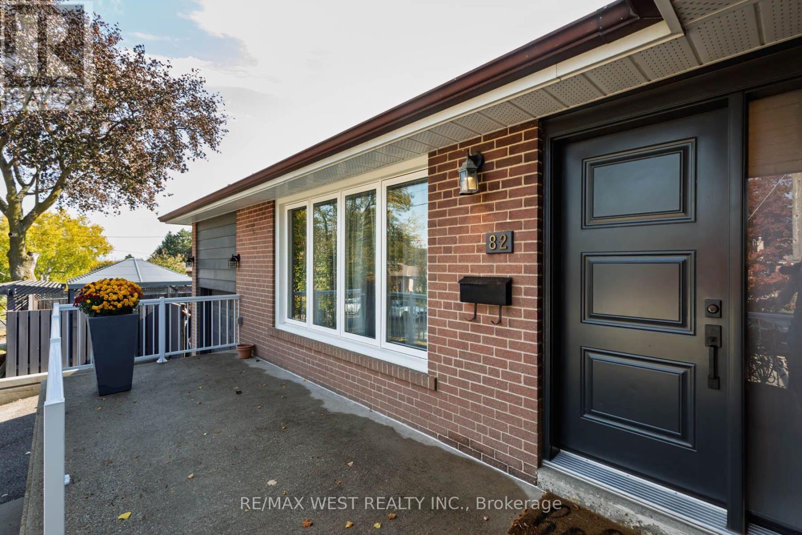 82 Renault Crescent, Toronto, ON photo 3