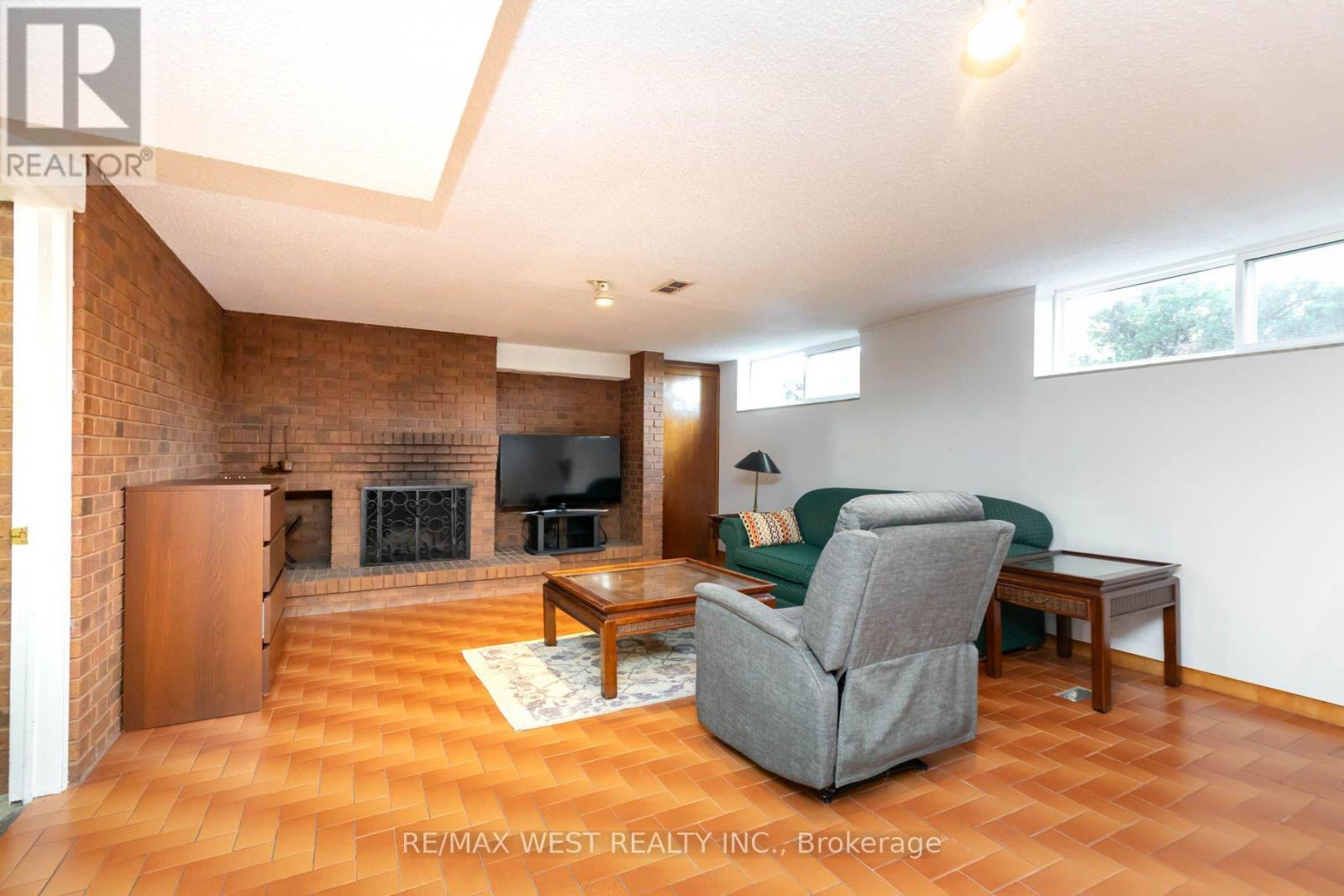 82 Renault Crescent, Toronto, ON photo 31