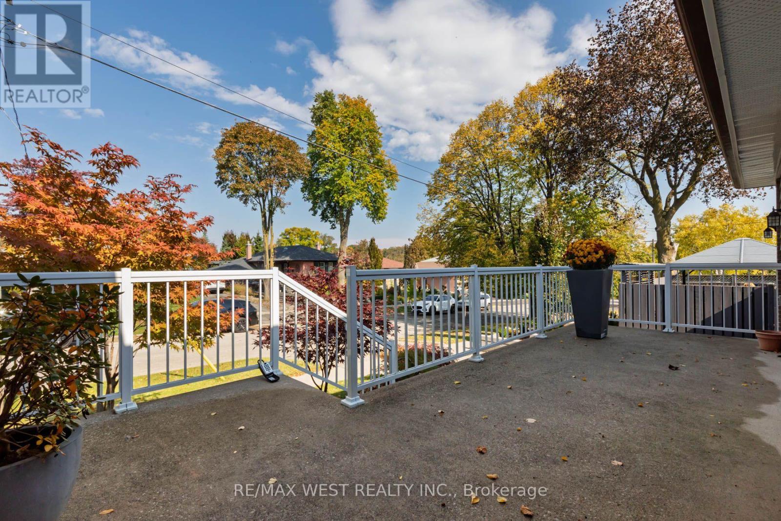 82 Renault Crescent, Toronto, ON photo 4