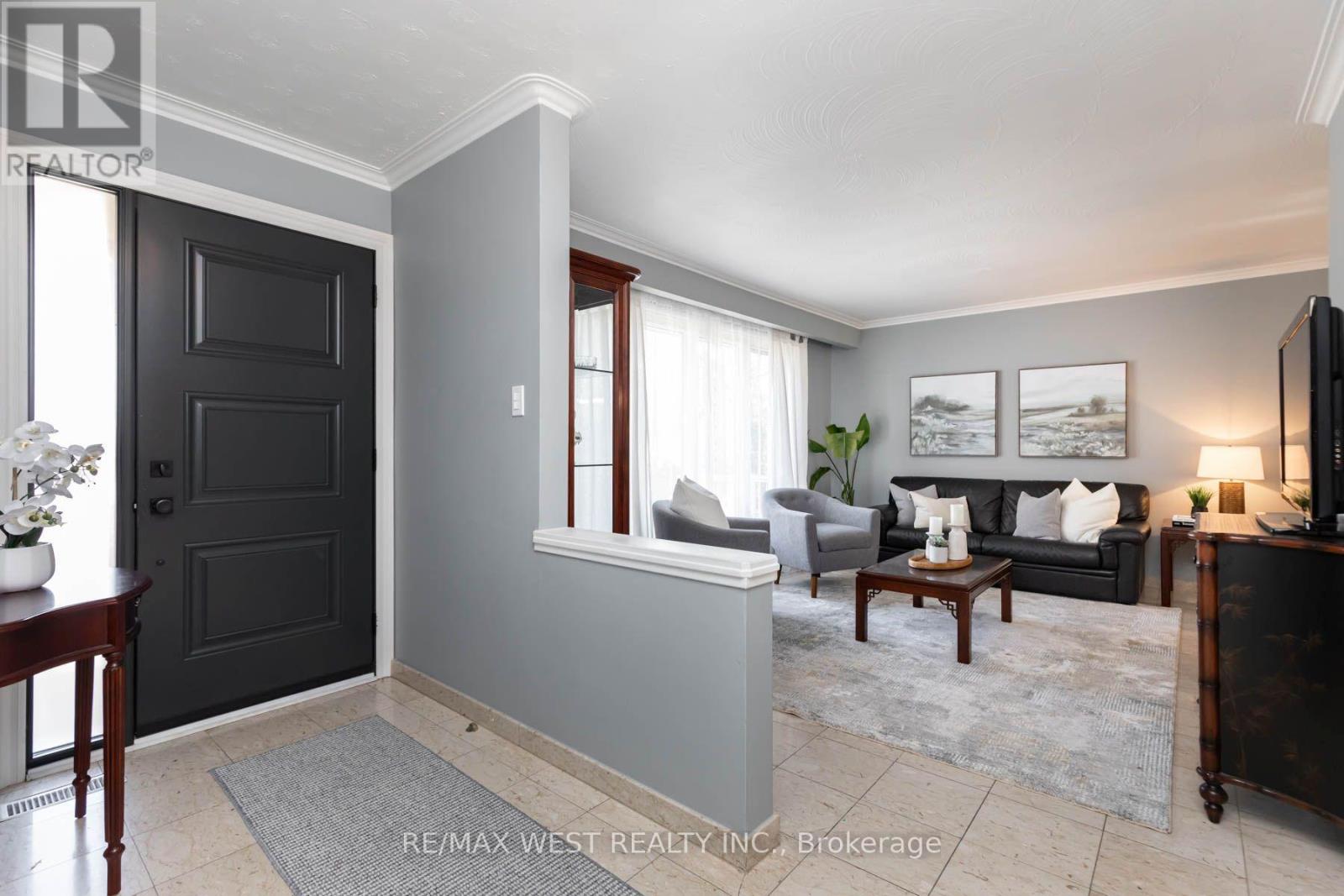 82 Renault Crescent, Toronto, ON photo 5
