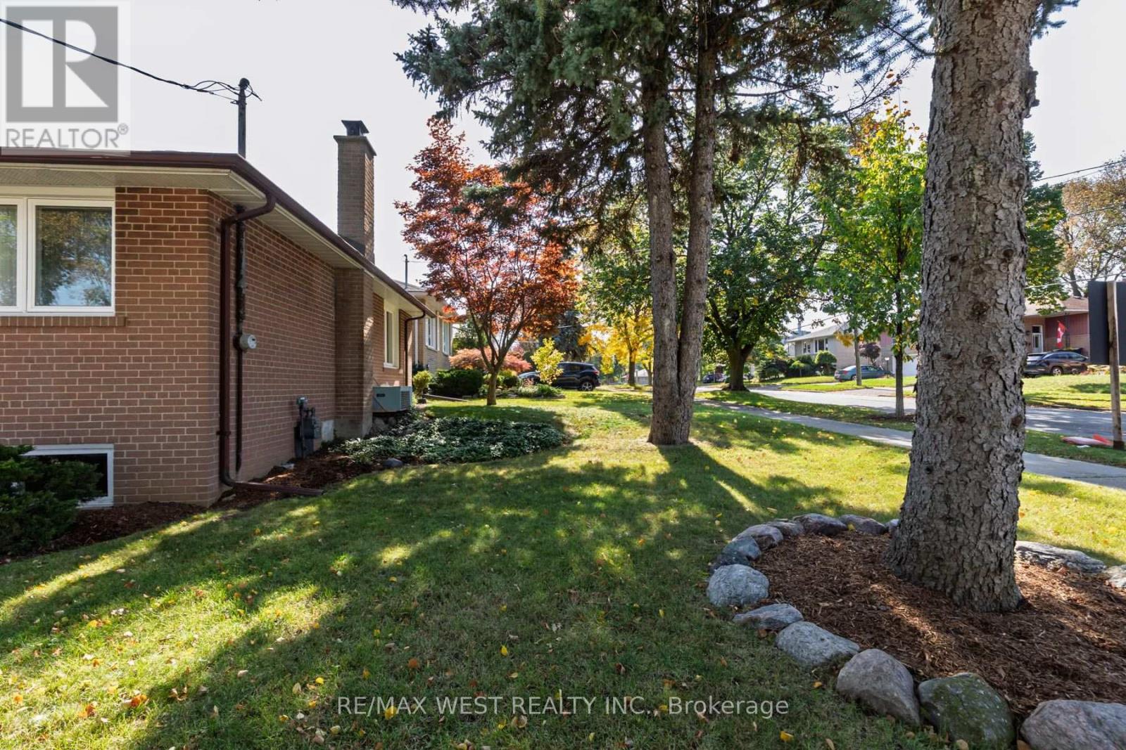 82 Renault Crescent, Toronto, ON photo 50