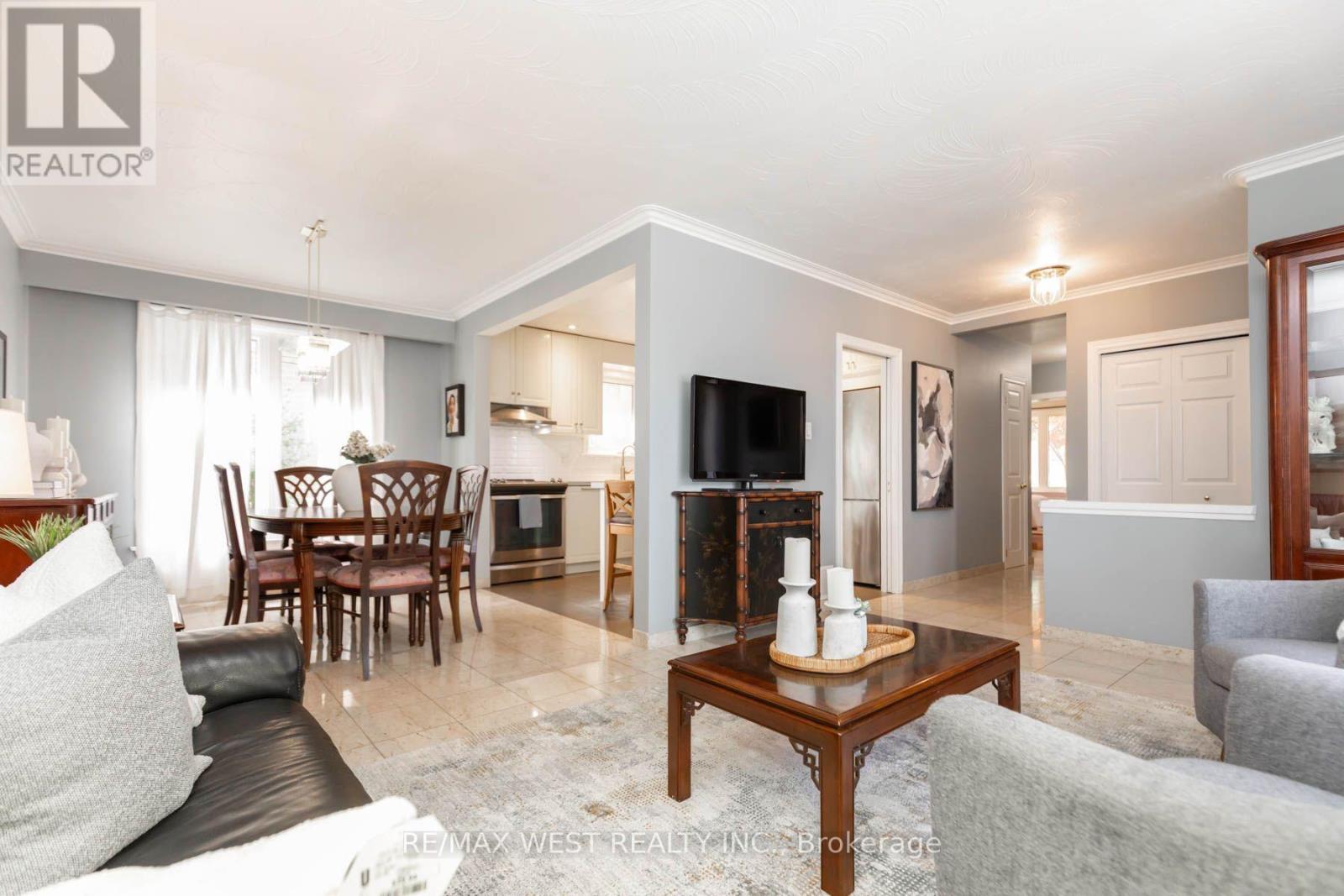 82 Renault Crescent, Toronto, ON photo 7