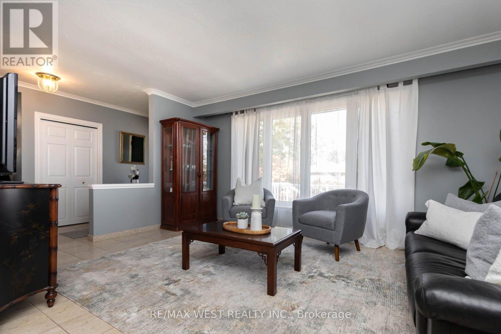 82 Renault Crescent, Toronto, ON photo 8