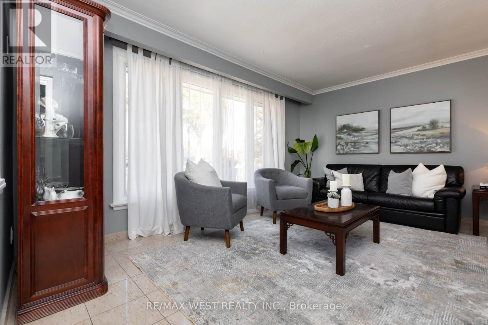 82 Renault Crescent, Toronto, ON photo 9