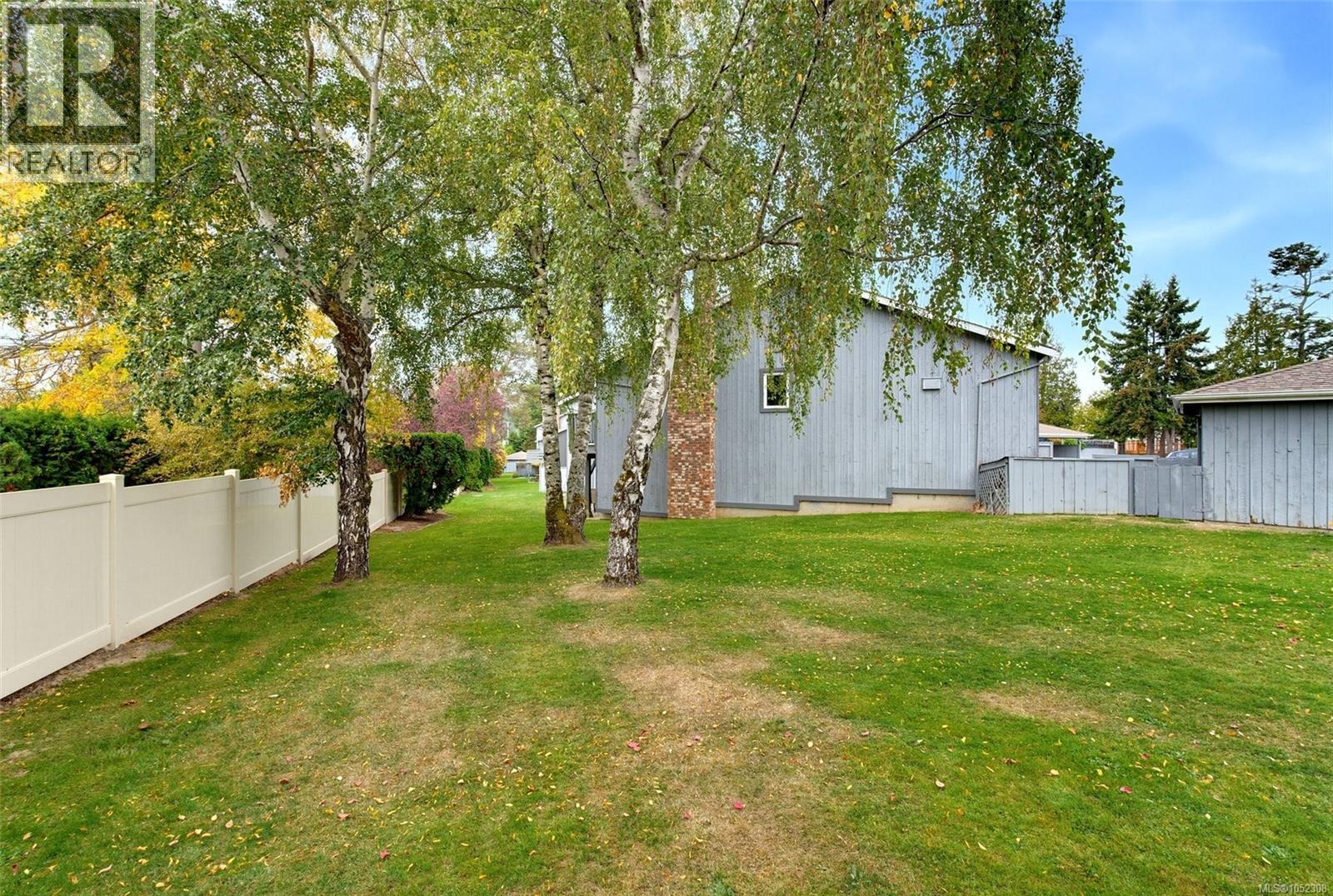#13 4391 Torquay Dr - 32