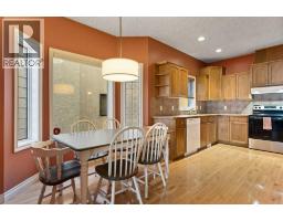 4pc Bathroom - 1, 425 13 Avenue Ne, Calgary, AB T2E1C3 Photo 6