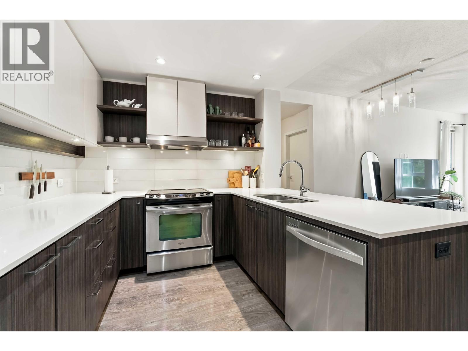 212 555 FOSTER AVENUE — photo 4