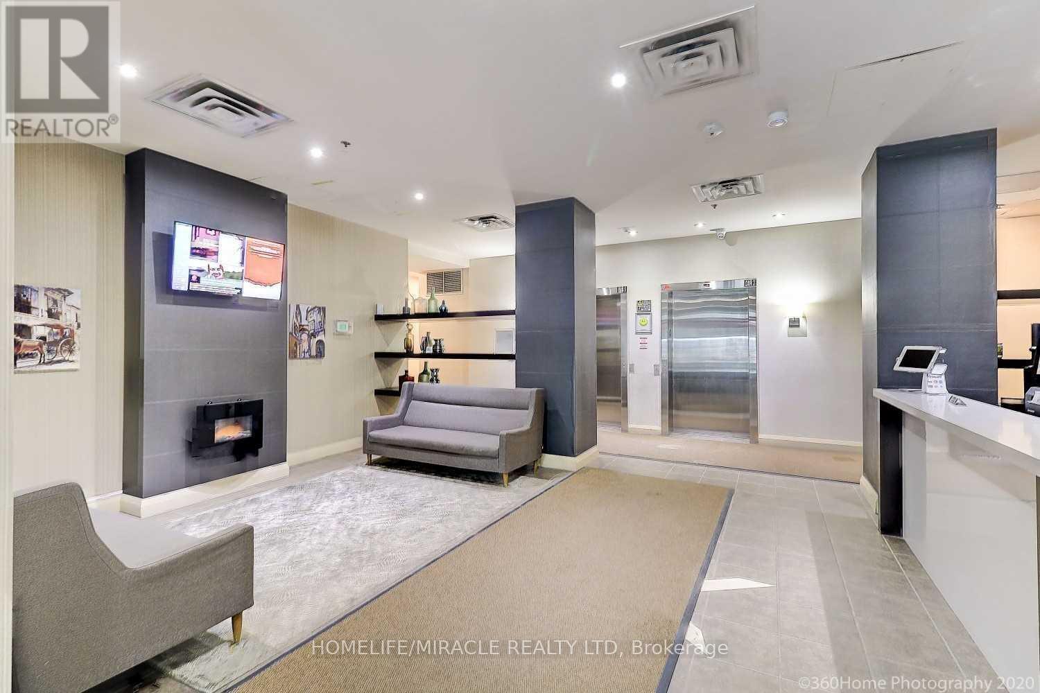 225 Wellesley Street — photo 2