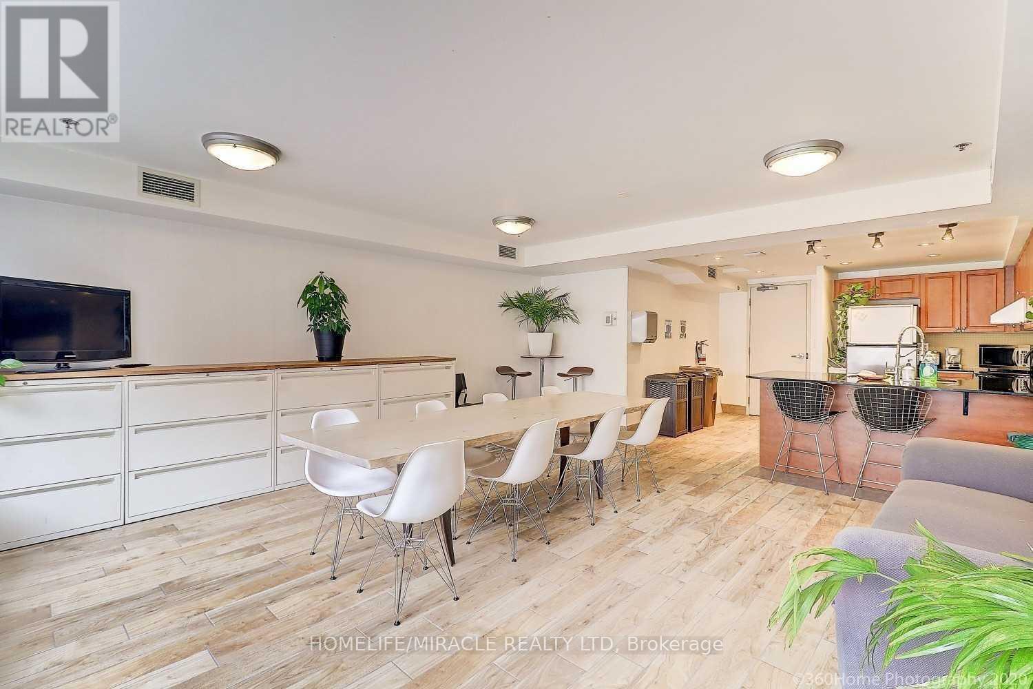 225 Wellesley Street — photo 3