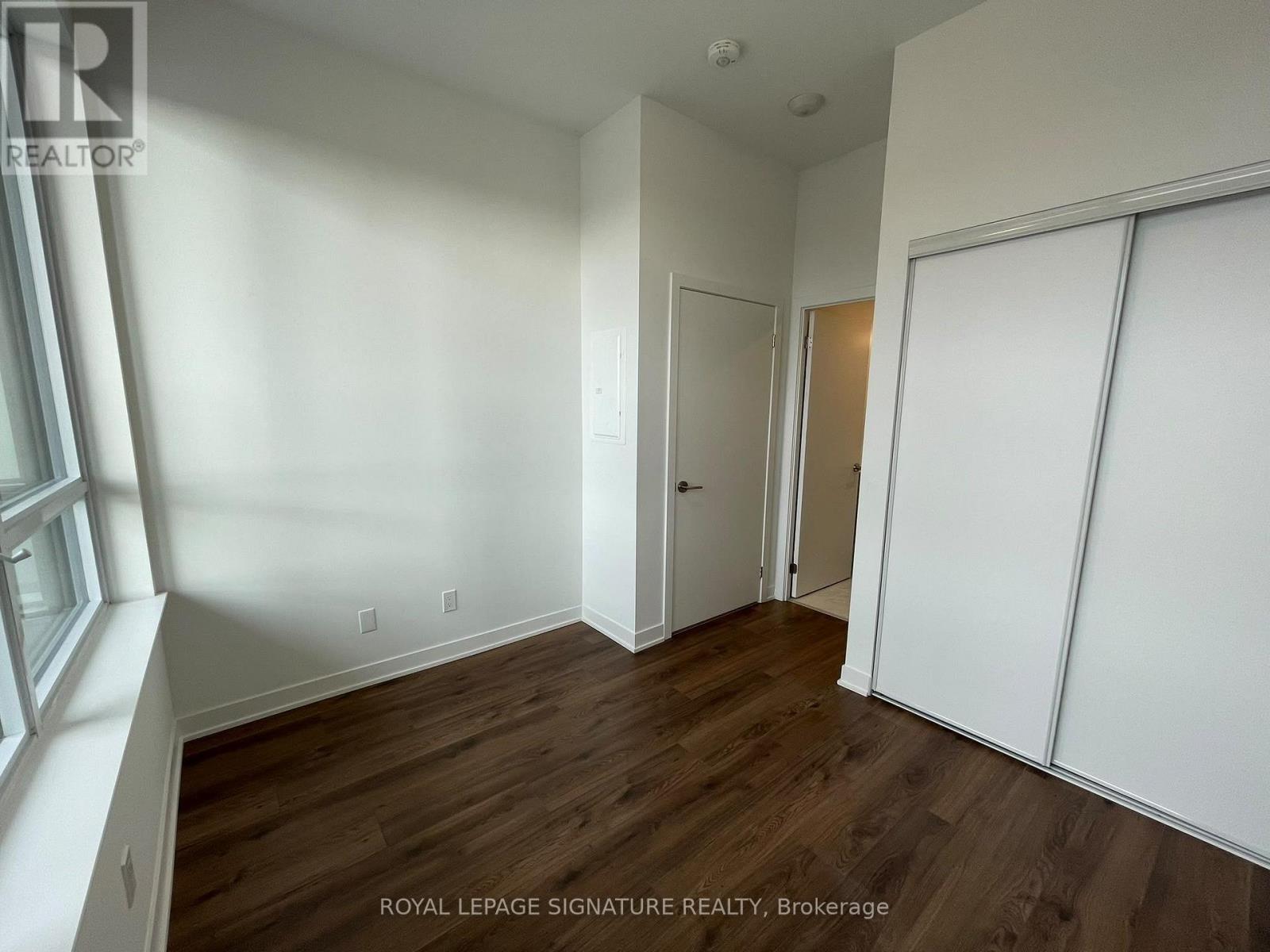 405 Dundas Street West — photo 14
