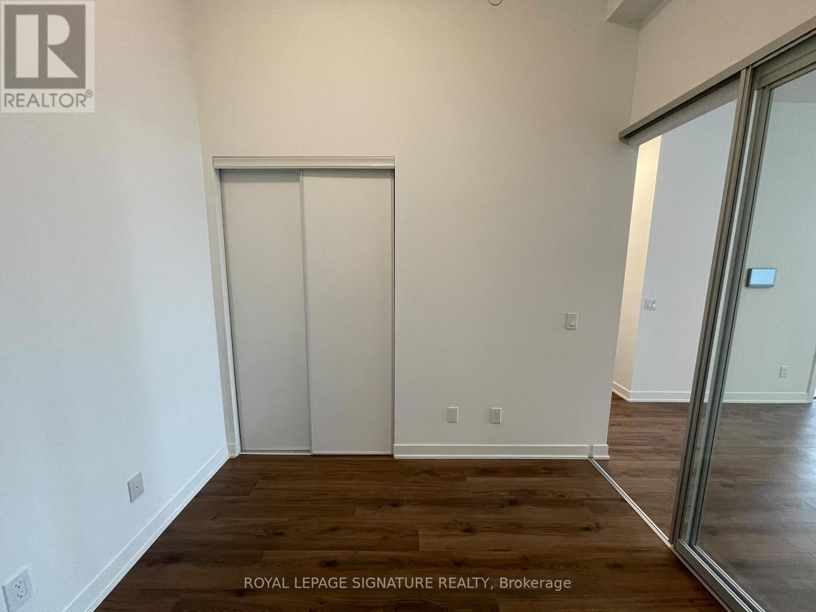405 Dundas Street West — photo 15
