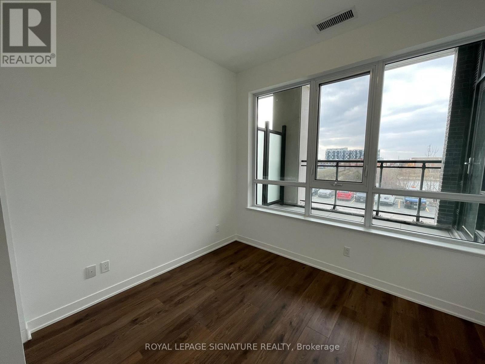405 Dundas Street West — photo 16